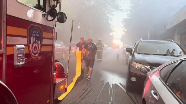 __EARLY ARRIVAL - HEAVY FIRE in Taxpayer__ FDNY Battles MAJOR 4-ALARM Fire in Bronx [ Box  2297 ] 19-22 screenshot.png