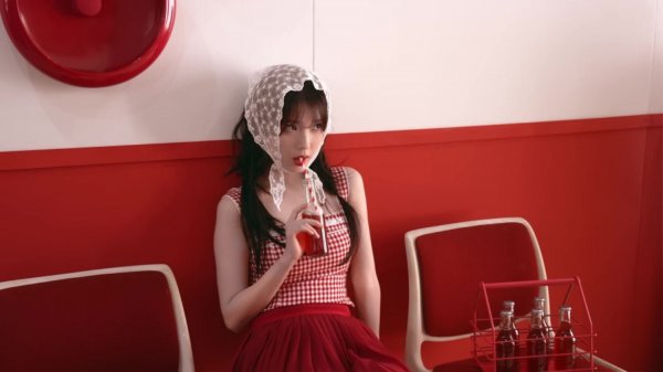 IU 2025 SEASON'S GREETINGS Preview (2160p_30fps_AV1-128kbit_AAC).mp4_20241102_000810.868.jpg