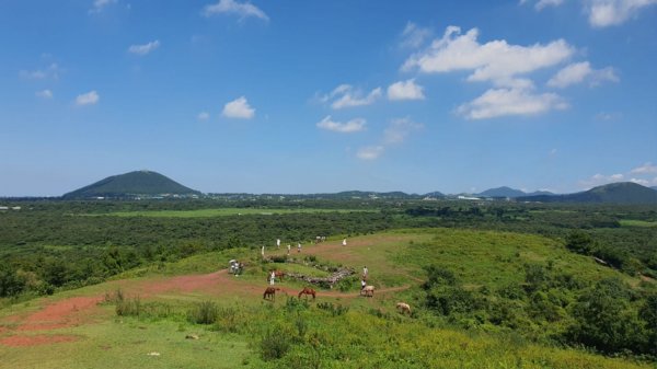 제주서쪽 일몰 때 더 좋은 말과 함께 오르는 오름 문도지 오름