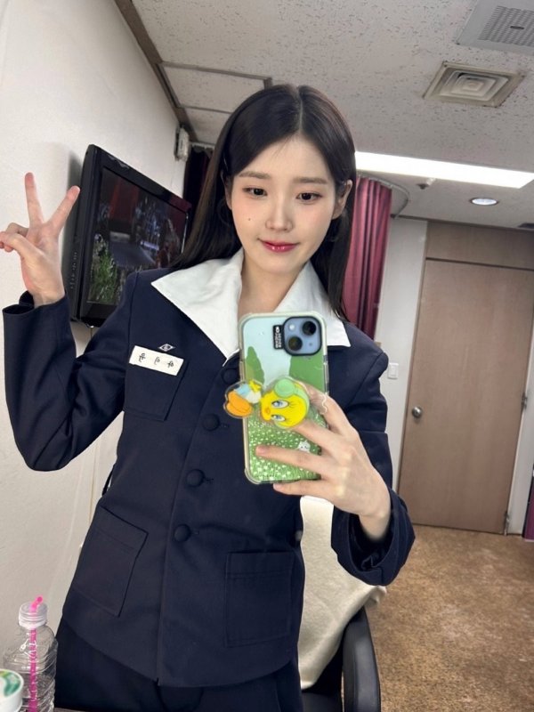 아이유 (3).jpg