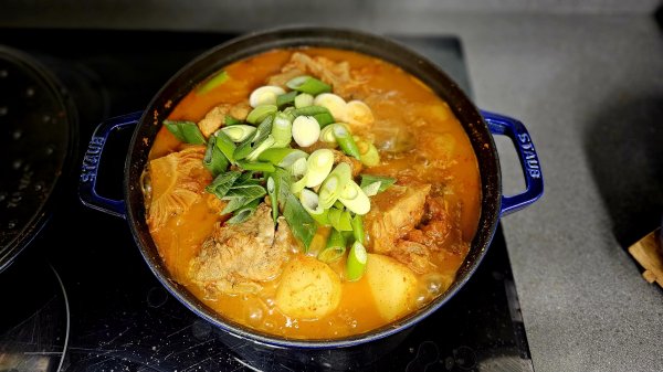 늦은 저녁식사 ㅡ 김치등뼈찜