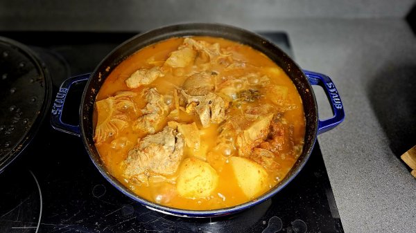 늦은 저녁식사 ㅡ 김치등뼈찜