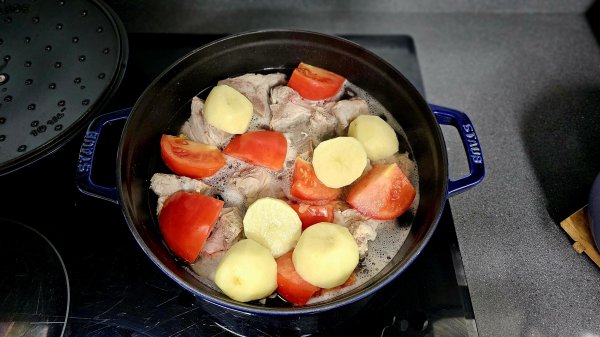 늦은 저녁식사 ㅡ 김치등뼈찜