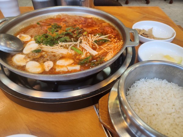 부대찌개에 솥밥이 나오고 12000원이네요