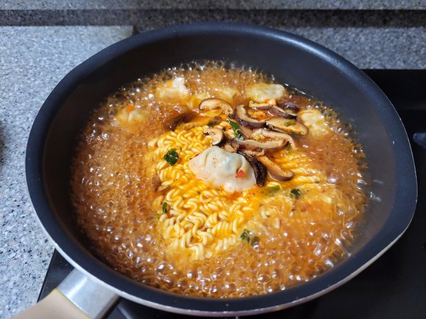 만두와 함께 라면 나는