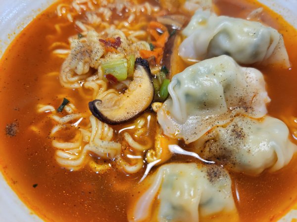 만두와 함께 라면 나는