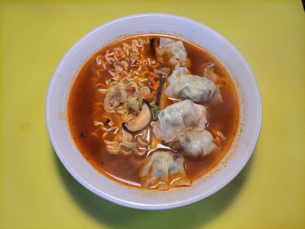 만두와 함께 라면 나는