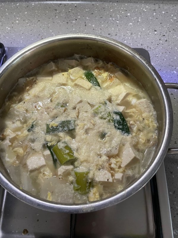 오늘 아침 황태해장국과 대기업만두 든든하네요.