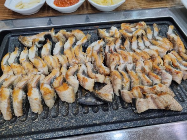 방금 지인분들이랑 먹은 장어 구이입니다