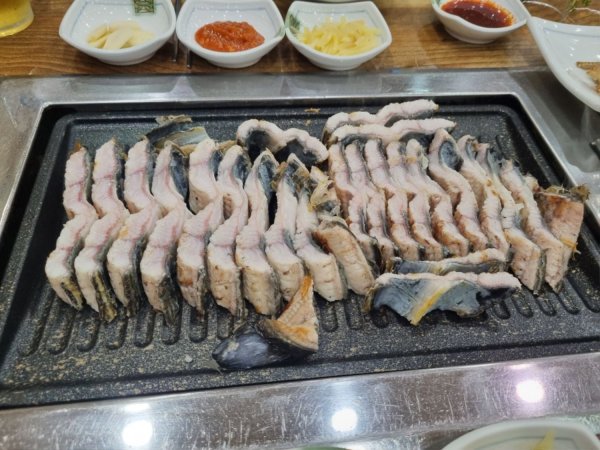 방금 지인분들이랑 먹은 장어 구이입니다