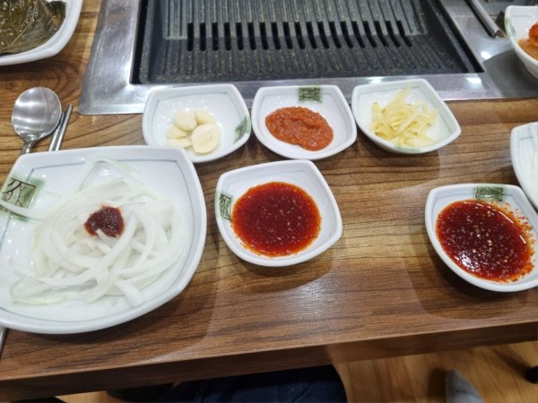방금 지인분들이랑 먹은 장어 구이입니다