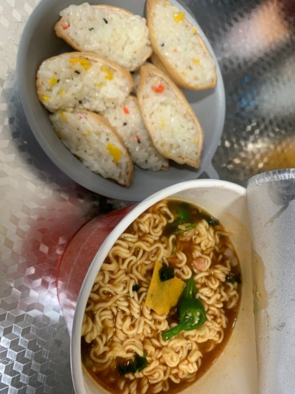 컵라면과 유부초밥