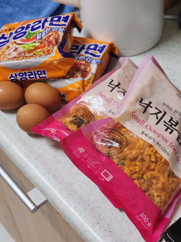며칠간의 먹부림 흔적들과 투표