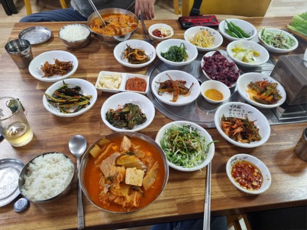 방금 지인이랑 먹은 쌩고기랑 김치찌개입니다