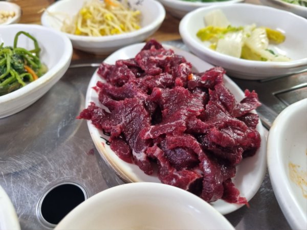 방금 지인이랑 먹은 쌩고기랑 김치찌개입니다