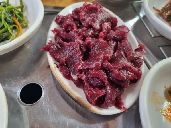 방금 지인이랑 먹은 쌩고기랑 김치찌개입니다