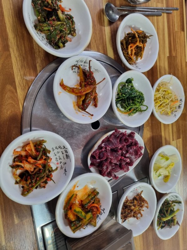 방금 지인이랑 먹은 쌩고기랑 김치찌개입니다