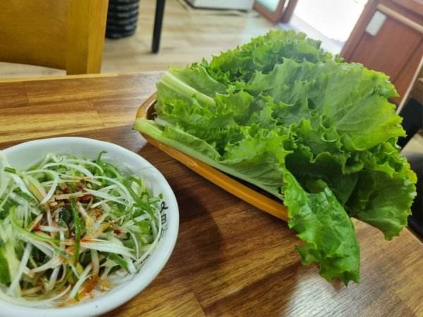 방금 지인이랑 먹은 쌩고기랑 김치찌개입니다
