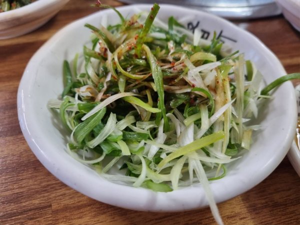 방금 지인이랑 먹은 쌩고기랑 김치찌개입니다