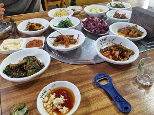 방금 지인이랑 먹은 쌩고기랑 김치찌개입니다