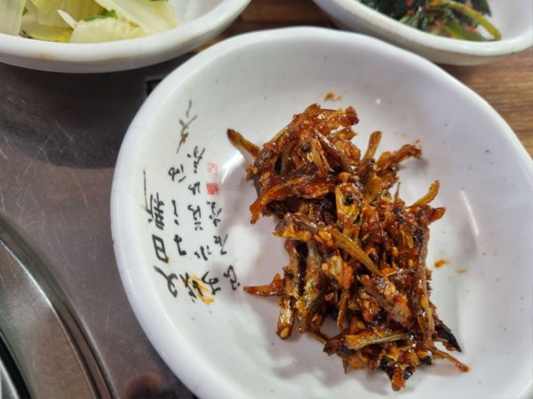 방금 지인이랑 먹은 쌩고기랑 김치찌개입니다