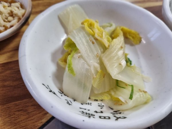 방금 지인이랑 먹은 쌩고기랑 김치찌개입니다