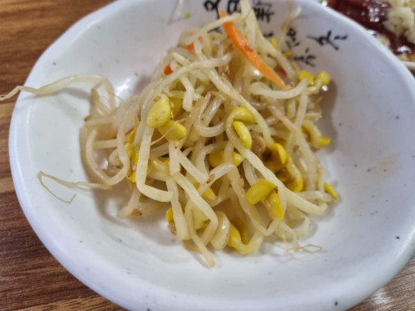 방금 지인이랑 먹은 쌩고기랑 김치찌개입니다