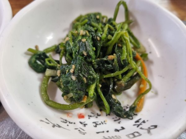 방금 지인이랑 먹은 쌩고기랑 김치찌개입니다