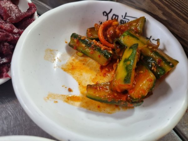 방금 지인이랑 먹은 쌩고기랑 김치찌개입니다