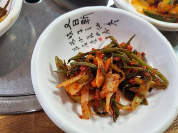 방금 지인이랑 먹은 쌩고기랑 김치찌개입니다