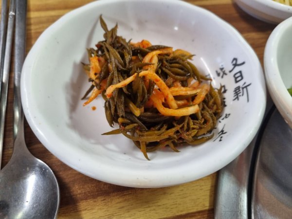 방금 지인이랑 먹은 쌩고기랑 김치찌개입니다