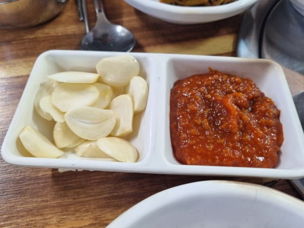 방금 지인이랑 먹은 쌩고기랑 김치찌개입니다