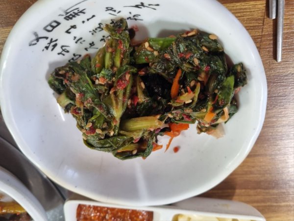 방금 지인이랑 먹은 쌩고기랑 김치찌개입니다