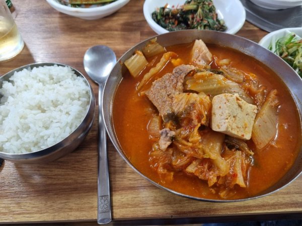 방금 지인이랑 먹은 쌩고기랑 김치찌개입니다