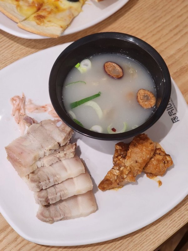 촌시런 놈이 동네 뷔페 허멍 와신게 맛난 거 천지~