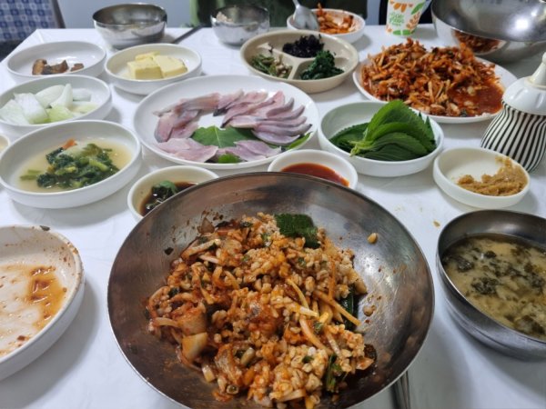 방금 지인이랑 먹은 운저리회무침 병어회입니다