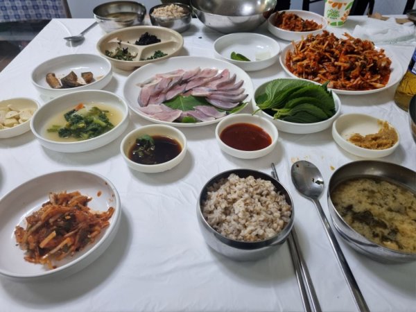 방금 지인이랑 먹은 운저리회무침 병어회입니다