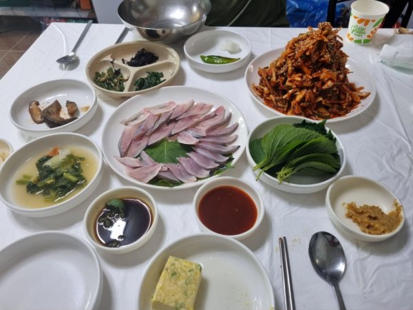 방금 지인이랑 먹은 운저리회무침 병어회입니다
