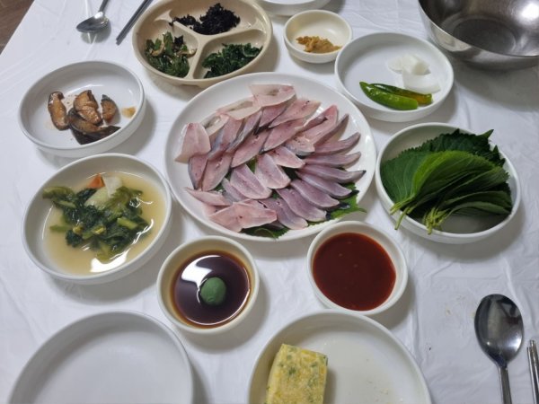 방금 지인이랑 먹은 운저리회무침 병어회입니다