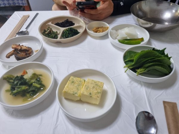 방금 지인이랑 먹은 운저리회무침 병어회입니다