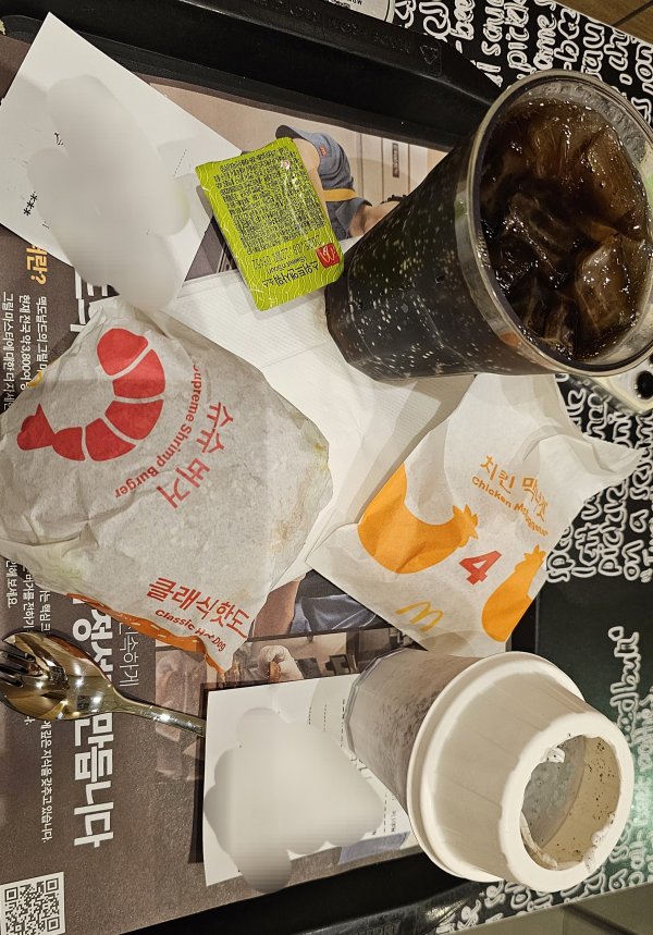 다들 맛있는거 드시네요 저는 간단 맥날 ㅋㅋㅋ
