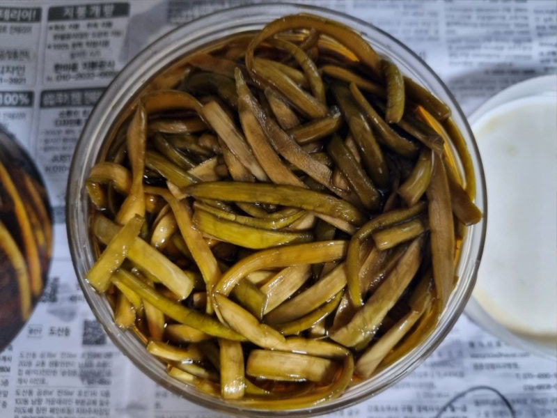 지인분이 보내주신 마늘쫑 짱아찌입니다