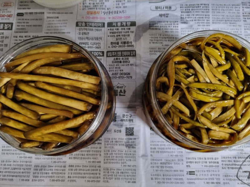 지인분이 보내주신 마늘쫑 짱아찌입니다
