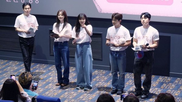 팬서비스 좋은 한수아, 이선빈: 영화 '노이즈' 무대인사 :)