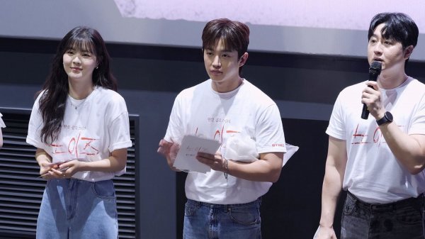 팬서비스 좋은 한수아, 이선빈: 영화 '노이즈' 무대인사 :)