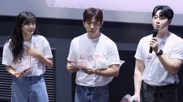 팬서비스 좋은 한수아, 이선빈: 영화 '노이즈' 무대인사 :)