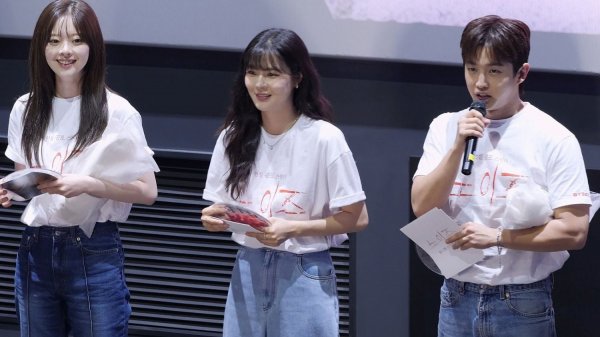 팬서비스 좋은 한수아, 이선빈: 영화 '노이즈' 무대인사 :)