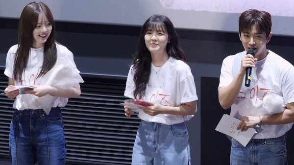 팬서비스 좋은 한수아, 이선빈: 영화 '노이즈' 무대인사 :)
