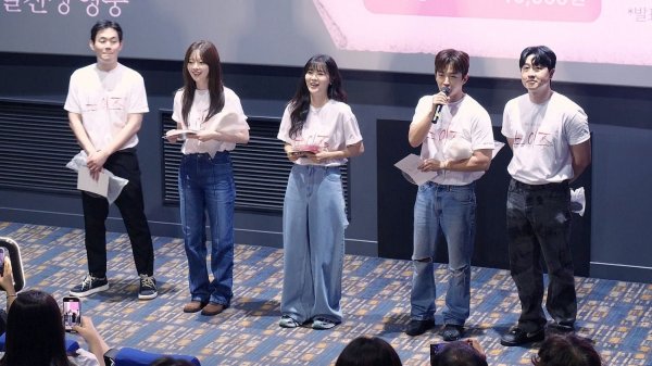 팬서비스 좋은 한수아, 이선빈: 영화 '노이즈' 무대인사 :)