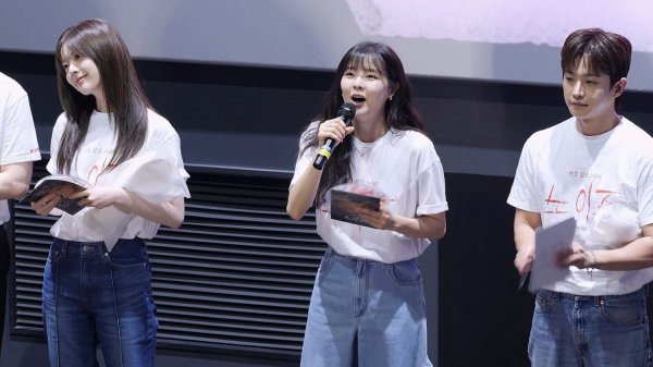 팬서비스 좋은 한수아, 이선빈: 영화 '노이즈' 무대인사 :)